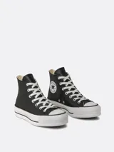 Zapatilla Converse Chuck Taylor All Star de caña alta, color negro, con plataforma blanca y cordones blancos.