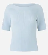 Blusa de punto azul con escote bote y mangas cortas.