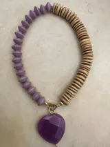 Collar de cuentas de colores con dije de corazón.