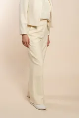 Pantalón de vestir marrón con textura tweed, de tiro alto y pierna recta.