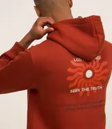 Sudadera con capucha color ladrillo, con cordón ajustable, bolsillo tipo canguro y puños acanalados. Estampa frontal con la frase "Love Found, Serenity Truth".