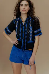 Saco tejido a crochet a mano con detalles en azul y amarillo.