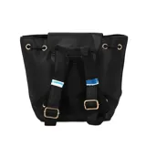 Mochila color beige con estampado a cuadros y detalles en marrón. Tiene una solapa con cierre de hebilla, un bolsillo frontal con cierre y un dije colgante con forma de cara sonriente.