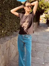 Remera negra de algodón con spandex, con estampado de rayo en gamuza.
