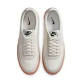 Championes Nike Killshot 2 Leather color crema con detalles en gris y suela color caramelo.