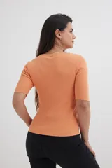 Sweater amarillo de tejido de punto acanalado, con cuello bote y mangas 3/4.