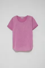 Remera manga corta color rosado con cuello redondo y ruedo curvo.