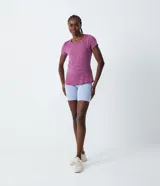 Remera deportiva de poliéster color lila con textura jaspeada, cuello redondo y mangas cortas.