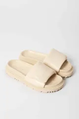 Sandalias negras con plataforma y tira ancha acolchada sobre el empeine.