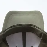 Gorra de béisbol verde oliva con visera curva y botón en la parte superior.