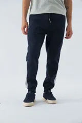 Pantalón de jogging gris oscuro de felpa con puños, cintura ajustable con cordón y logo estampado en la pierna.