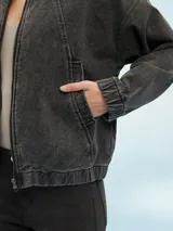 Campera de jean azul con cierre frontal, bolsillos laterales y puños elastizados.