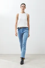 Jean bootcut de tiro medio, color celeste claro, con detalle trenzado en los bolsillos delanteros y traseros.