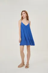 Vestido corto azul eléctrico con breteles finos y volado en el ruedo.