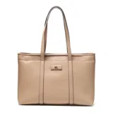 Cartera tipo tote bag de mujer, color taupe, con textura de cuero granulado. Presenta asas largas fijas y herrajes metálicos color níquel. Incluye un logo XL aplicado en el frente.