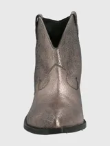 Botín de cuero metalizado color peltre, con puntera fina, caña baja y taco cuadrado.