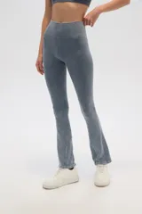 Calza gris de corte ajustado y tiro alto, con textura acanalada y terminación acampanada.