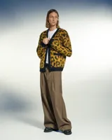 Cárdigan con estampado animal print color marrón y negro, con cuello en V, cierre abotonado y bolsillos frontales.