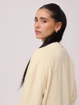 Sweater color crema con estampado frontal de motivos playeros y bordado. Confeccionado en 60% algodón y 40% poliéster.