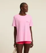 Remera deportiva oversized de malla de algodón color rosa, con cuello redondo y mangas cortas. Estampa frontal con la frase "Gym Girl" y estampa grande en la espalda.