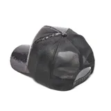 Gorra de béisbol negra con lentejuelas y malla en la parte trasera.