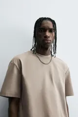 Camiseta celeste de corte holgado, cuello redondo y manga corta.