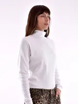 Polera negra de tejido de punto con cuello alto y mangas largas.