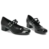 Zapato de charol negro con doble tira sobre el empeine y hebillas plateadas.