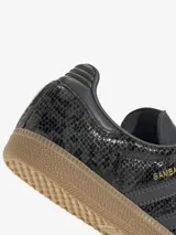 Zapatillas Adidas Samba OG para mujer, color gris con estampado de piel de serpiente y las tres tiras clásicas en gris.
