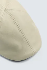 Boina negra con visera confeccionada en tejido con algodón y lino.