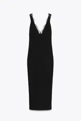 Vestido midi negro de tirantes con escote en pico y detalle de encaje en el escote.