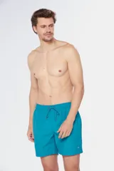 Short de baño color coral con cintura elástica y cordón ajustable.