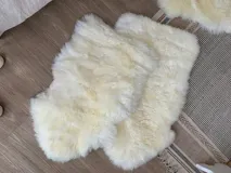 Cuero natural de oveja color blanco, ideal para usar como alfombra, pie de cama o sobre un sillón.