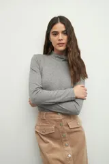 Polera de cuello alto, color tostado, de manga larga y ajuste ceñido.