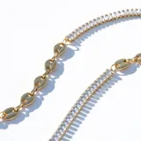 Pulsera dorada con doble diseño: una hilera de cristales claros y una cadena de eslabones originales.