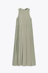 Vestido midi verde oliva de tejido fluido, con cuello redondo y sisa americana. Cierre trasero con cremallera oculta.