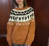 Sweater de lana merino con cuello redondo y diseño con motivos geométricos en tonos azul, marrón, naranja, verde y beige.