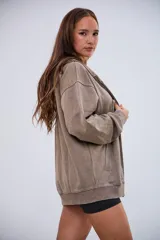 Cardigan con capucha color beige, con cierre frontal, efecto desgastado y puños acanalados.