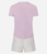 Conjunto de pijama de dos piezas en algodón estampado. Incluye una remera de manga corta con cuello redondo y un short con cintura elástica. La remera es de color lila con estampado de la palabra 'Lovely' y el short es blanco con estampado de gatitos.