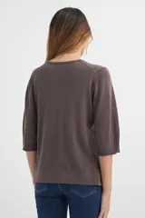 Sweater negro de tejido de punto, con escote en V y mangas 3/4.