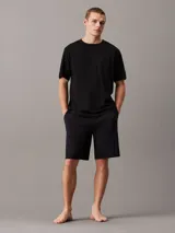 Remera negra de algodón y elastano, con cuello redondo, manga corta y bolsillo en el pecho.