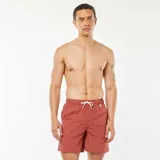 Short de baño rojo con cintura elástica ajustable con cordón blanco, bolsillos laterales y bolsillo trasero con ojal de drenaje.