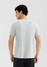 Camiseta gris oscuro de manga corta con cuello en V.