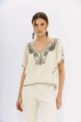 Blusa color crema de georgette con bordado de piedras, mostacillas y canutillos. Tiene viso interior con puntilla.