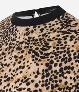 Blusa de mangas cortas con estampado de leopardo, cuello redondo negro y corte slim.