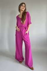 Conjunto de pantalón palazzo y remera de lino color fucsia. El pantalón tiene cintura elastizada y bolsillos laterales.