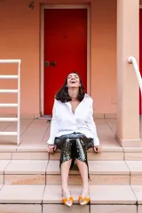 Bailarinas destalonadas color naranja con puntera estampada con diseño animal print en tonos dorados. Presentan tiras cruzadas en el empeine y plantilla de cuero. Fabricadas en España.