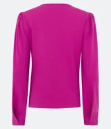 Blusa color fucsia de malla texturizada, con cuello redondo y mangas largas abullonadas con pliegues en los hombros y puños ajustados.