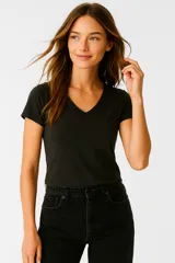 Remera negra de algodón, manga corta, corte ajustado y cuello en V.