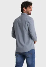 Camisa de cuadros de manga larga con cuello clásico y cierre frontal de botones.